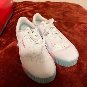 Very lightly used puma shoes!